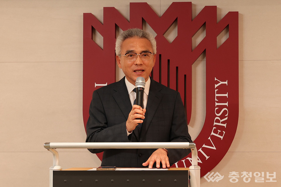 ▲ 23일 오후 대학본부 지하 1층 유니버스홀에서 열린 ‘문화예술 최고경영자(CEO)과정 7기 입학식’에서 이희학 총장이 축사를 하고 있다