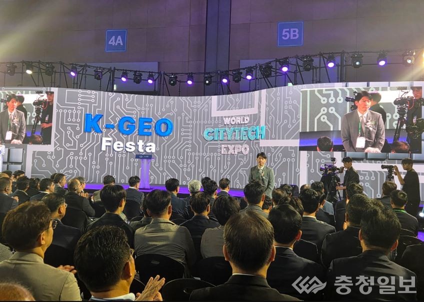 ▲ 24일(수) 고양 킨텍스에서 개최된 ‘2025 K-GEO Festa’ 개막식 행사에 참석하고 있는 국가철도공단 손훈 철도혁신연구원장(가운데)