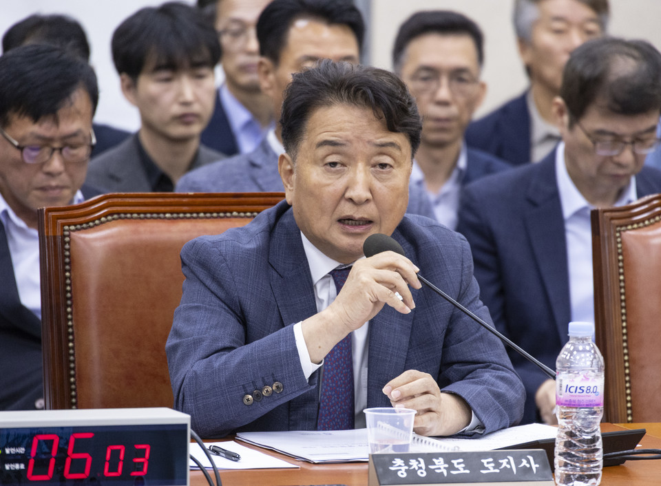 ▲ 김영환 충청북도 도지사가 23일 국회에서 열린 오송 지하차도 참사 진상규명과 재발 방지 대책 마련을 위한 국정조사 청문회에 출석해 의원 질의에 답하고 있다. /연합뉴스