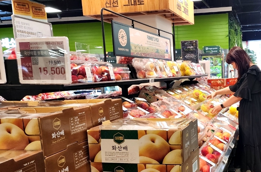 ▲ 소비자가 대형유통업체 과일 판매대에서 선물을 고르고 있다.