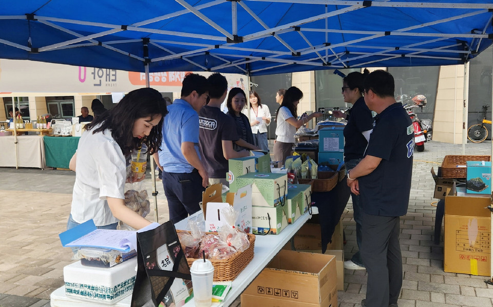 ▲ 24일 세종시 정부세종2청사에서 열린 직거래장터 모습.