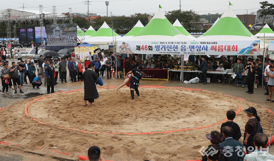 ▲ 충북 진천군의 대표 축제인 46회 생거진천 문화축제가 오는 28일까지 진천읍 백곡천 둔치에서 열린다. 사진은 읍면 장사씨름대회 모습.