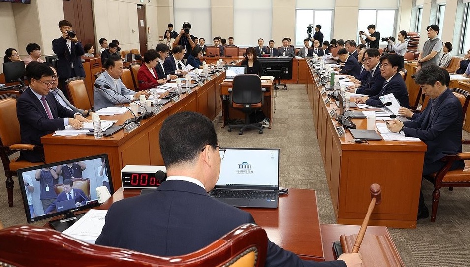 ▲ 25일 국회 행정안전위원회 전체회의에서 더불어민주당 소속 신정훈 위원장이 간토 대학살사건 진상규명 및 피해자 명예회복에 관한 특별법안 등 안건을 상정하며 의사봉을 두드리고 있다. /연합뉴스