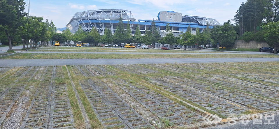 ▲ 대전 월드컵경기장 주차장 전경. 대전시는 10월 2일부터 무료 주차 시간을 2시간으로 확대하고 1일 요금을 5000원으로 낮추며, 시민들의 편의와 주차 질서 확립을 위한 새로운 제도를 시행한다