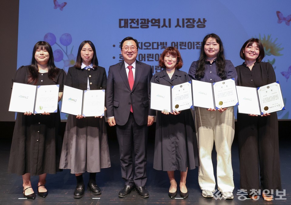 ▲ 대전시가 주최한 국공립어린이집 영상공모전 시상식에서 수상자들이 이장우 대전시장과 함께 포즈를 취하고 있다