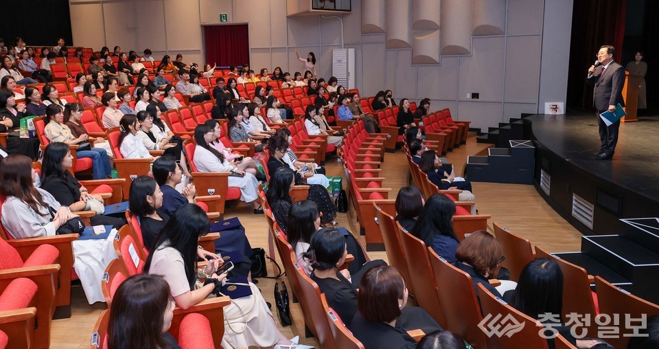 ▲ 이장우 대전시장이 국공립어린이집 영상공모전 시상식에서 보육교직원과 학부모들에게 격려 인사를 전하며 보육 현장의 노고를 치하하고 있다