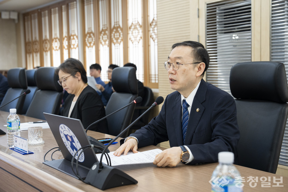 ▲ 이명구 관세청장(오른쪽)이 26일 배재대학교에서 관세행정 현장 맞춤형 기술개발 2.0 사업 착수보고회를 주재하고 있다. 사진-배재대 제공