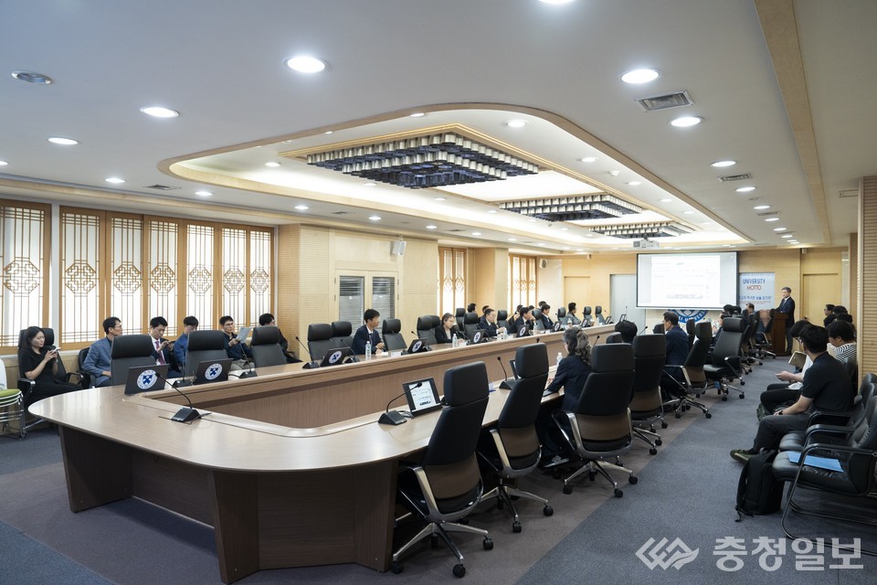 ▲ 이명구 관세청장(왼쪽에서 세번째)이 26일 배재대학교에서 관세행정 현장 맞춤형 기술개발 2.0 사업 착수보고회를 개최하고 있다