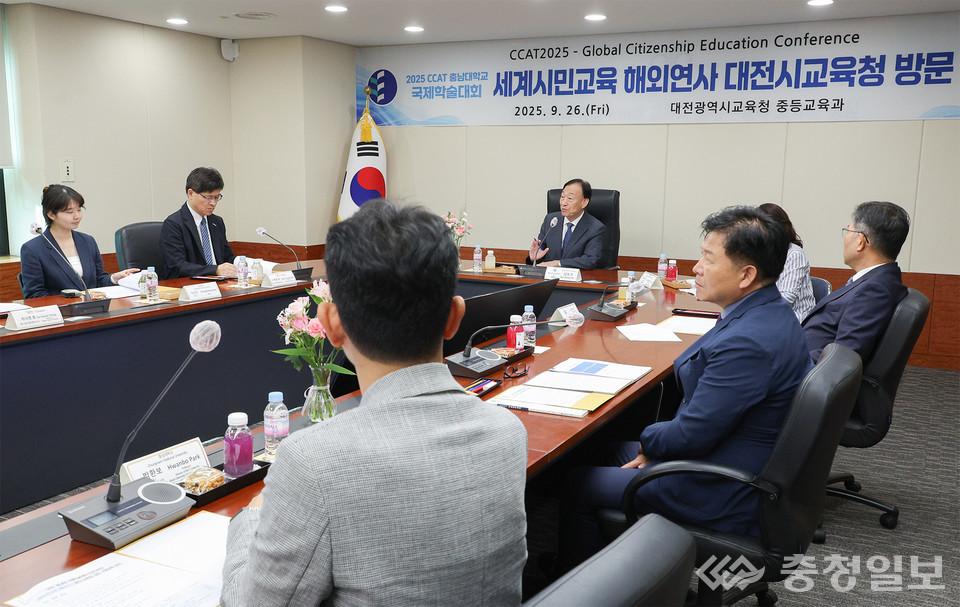 ▲ 대전시교육청에서 열린 ‘세계시민교육 해외인사 방문 행사’에서 설동호 대전시교육감이 해외 교육 관계자들과 세계시민교육의 비전과 협력 방안을 논의하고 있다