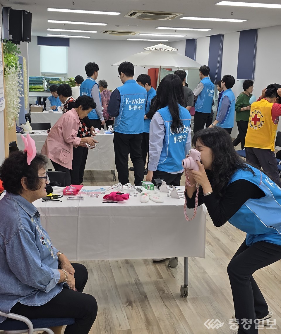 ▲ 충북 보은군 대청댐 노인복지관에서 어르신들에게 좋은 추억을 담은 즉석사진 선물 이벤트를 진행하고 있다