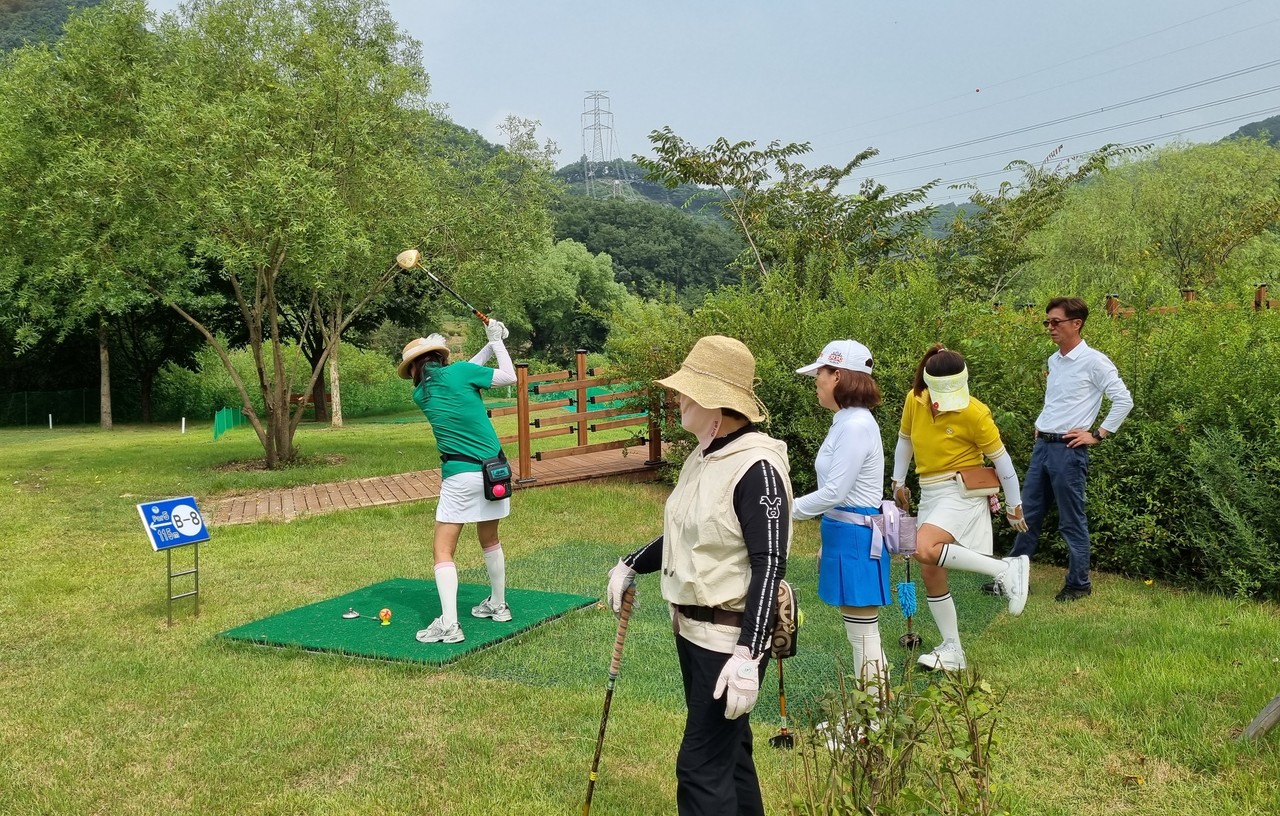 ▲울창한 숲속에 조성된 제천 청풍호파크골프장 Par5 B코스 8번홀에서 티샷을 하고 있는 동호인들. 사진=목성균기자