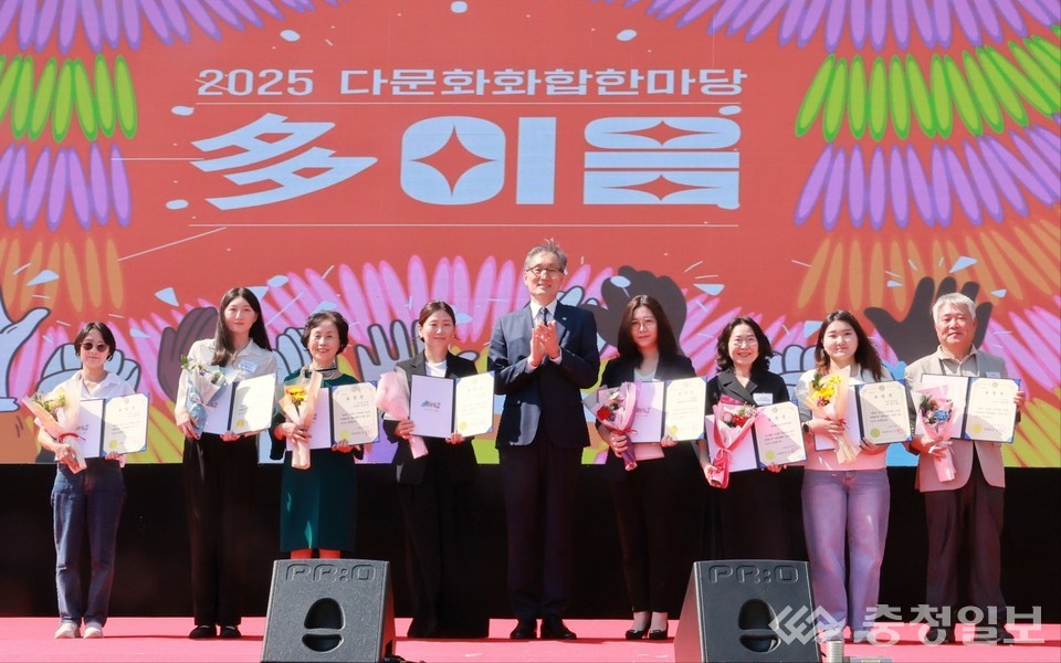 ▲ 유득원 대전시 행정부시장(가운데)이 27일 서대전시민공원에서 열린 ‘2025 다문화 화합한마당 多이음’에서 다문화 공동체 발전에 기여한 유공자들에게 표창장을 수여한 뒤 함께 포즈를 취하고 있다.