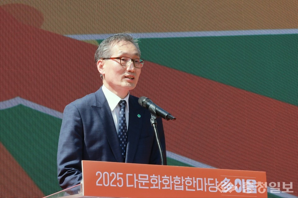 ▲ 유득원 행정부시장이 개회식 무대에 올라 환영 인사를 전하고 있다