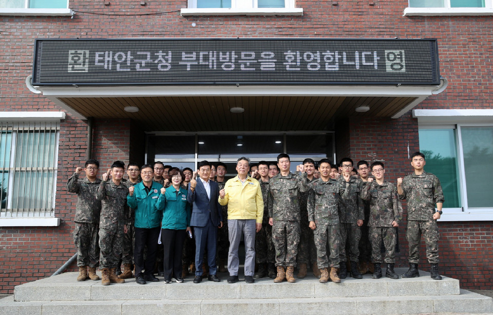 ▲ 태안군이 추석을 맞아 군부대장병을 위문하고 있다.