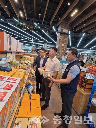 ▲ 사진 가운데 나경호 농협중앙회 대전검사국장이 서부농협 하나로마트를 찾아 매장에 진열된 식품의 원산지 표기와 안전 관리 상태를 꼼꼼히 살펴보고 있다​