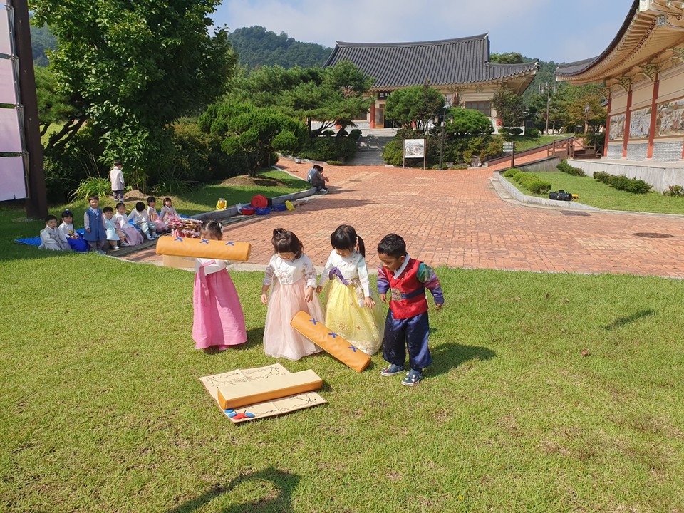 ▲ 아이들이 충북 증평민속체험박물관에서 한복을 입고 전통놀이를 체험하고 있다.