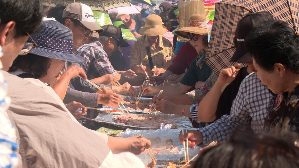 ▲ 증평인삼골축제 홍삼포크삼겹살대잔치 모습.