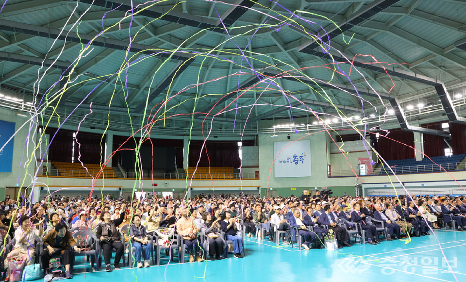 ▲ 충주시가 27일 호암체육관에서 연 '세대공감 문화대축제'에서 개막을 알리는 축포 퍼포먼스가 펼쳐지고 있다.
