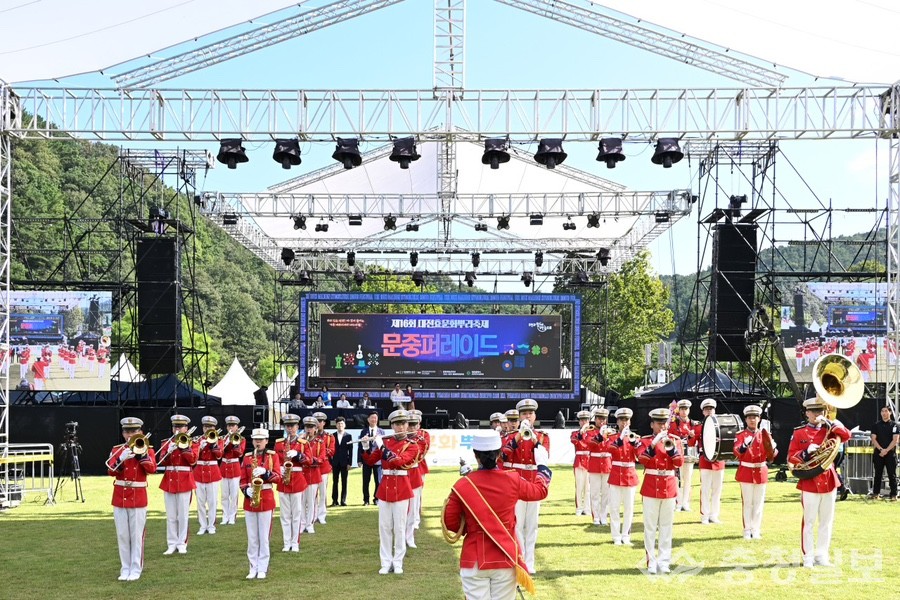 ▲ 육군 군악대가 16회 대전효문화뿌리축제 ‘문중퍼레이드’에서 힘찬 연주를 펼치며 퍼레이드의 서막을 열고 있다