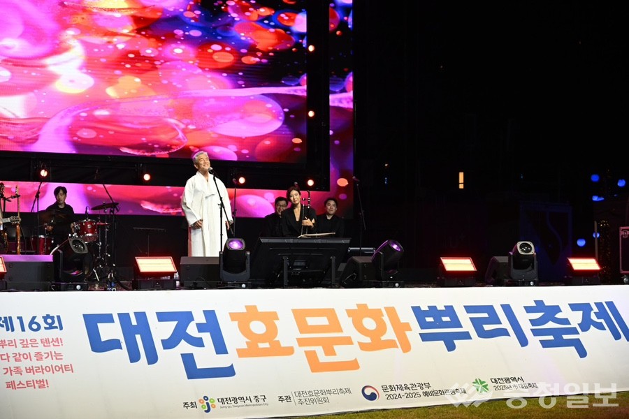 ▲ 소리꾼 장사익이 무대에 올라 깊은 울림의 무대를 선보이며 관객들의 큰 호응을 이끌어내고 있다