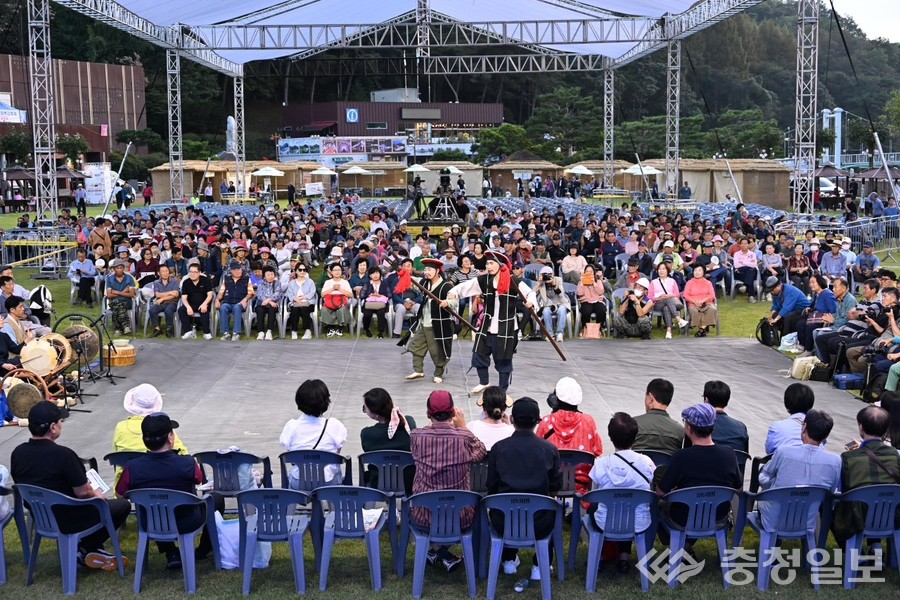 ▲ 전통 공연이 펼쳐지자, 관객들이 둘러앉아 숨죽여 지켜보며 환호와 박수로 함께했다.