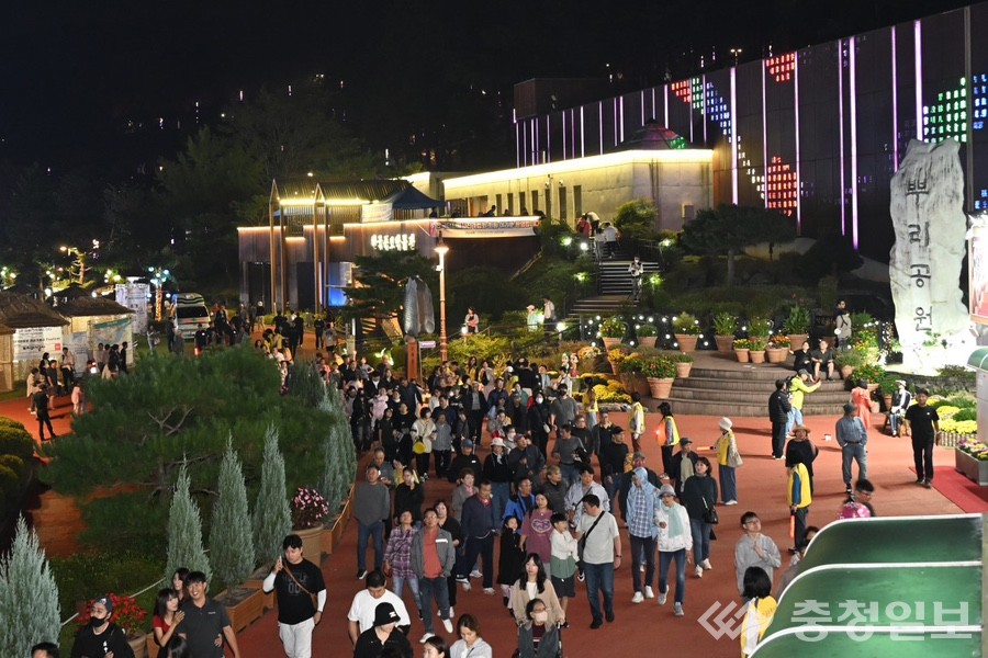 ▲ 뿌리축제를 찾은 시민들이 불빛으로 물든 뿌리공원을 거닐며 축제의 야경과 분위기를 즐기고 있다