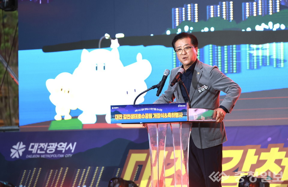 ▲ 조원휘 의장이 27일 갑천생태호수공원 수변광장에서 열린 개장식 무대에 올라 축사를 하고 있다. 이번 행사는 시민 6천여 명이 참석한 가운데 공연, 불꽃놀이, 체험 프로그램 등이 이어지며 성황을 이뤘다