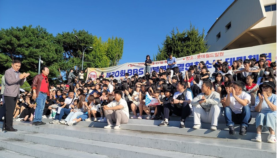 ▲ BBS충북연맹 결연청소년 테마체험에 앞서 오영식 BBS충북연맹 회장이 참가 청소년들에게 격려사를 하고 있다.