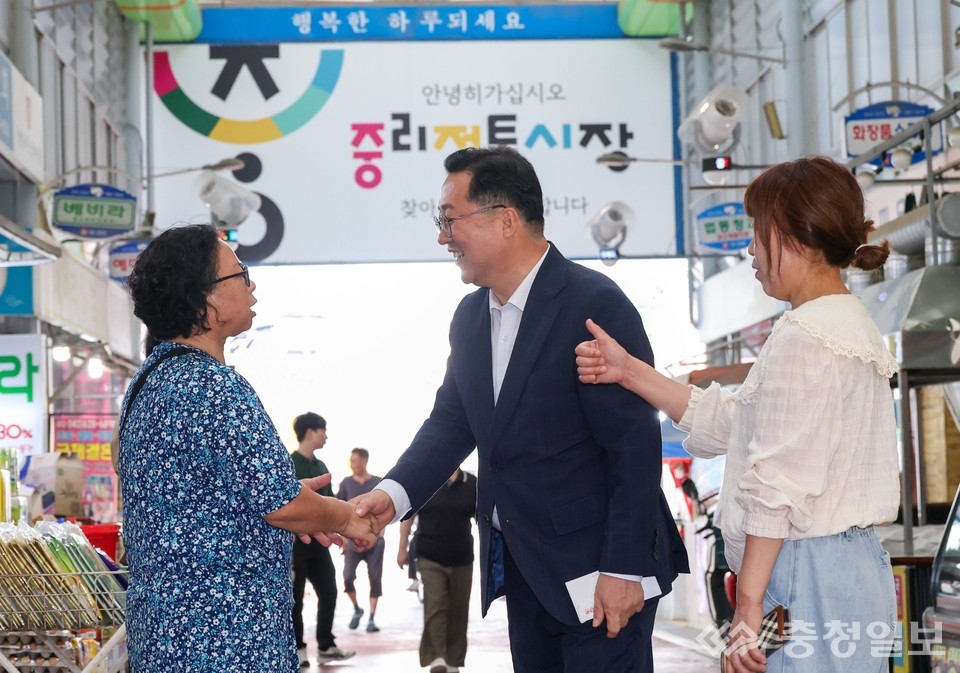 ▲ 이장우 대전시장이 추석 앞두고 전통시장 찾아 상인을 격려하고 있다