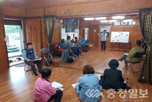 ▲ 건설교통실 이광욱 실장이 농촌생활환경정비사업 주민설명회에서 사업 추진 방향을 설명하며 주민 의견을 청취하고 있다