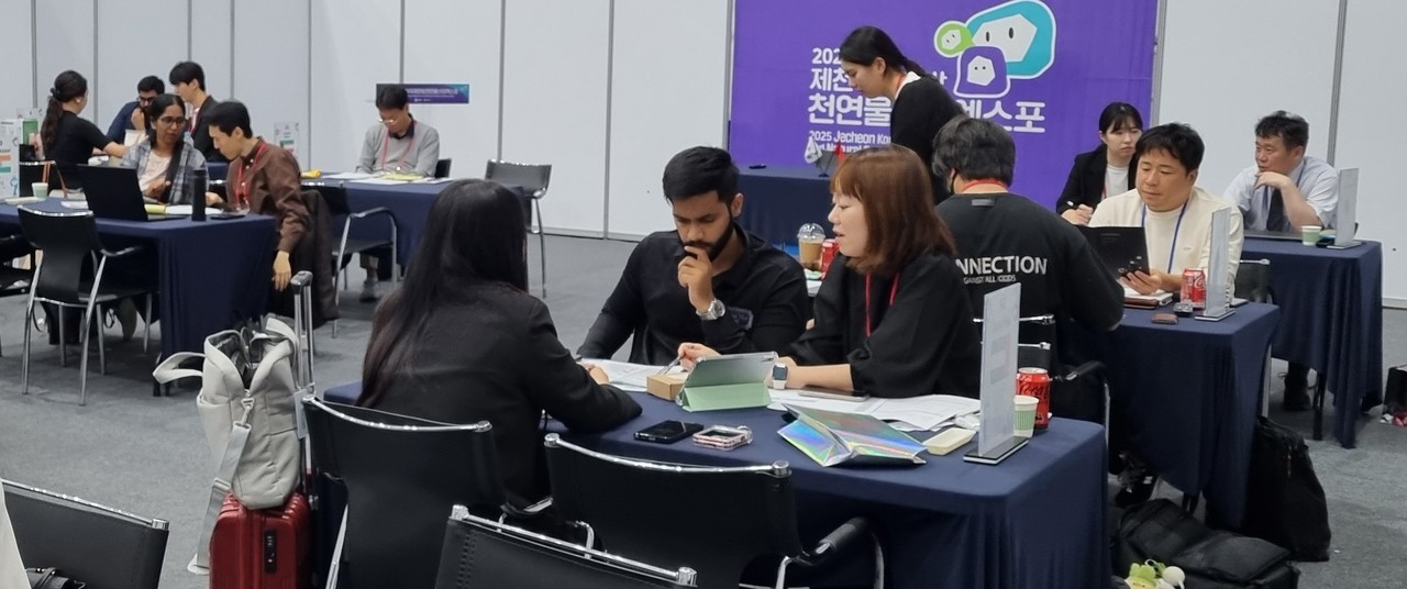 ▲ 제천국제한방천연물엑스포 산업관에 입주한 국내기업들이 해외 바이어와 수출 상담을 진행하고 있다. 사진=목성균기자