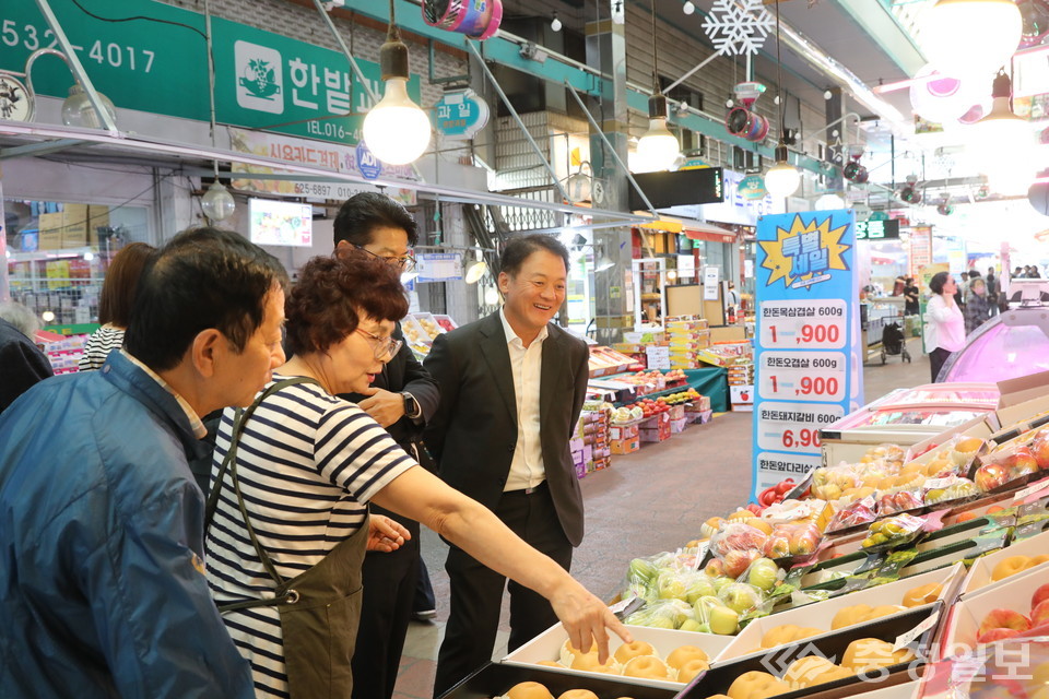 ▲ 사진 맨 우측 양동훈 대전지방국세청장이 추석을 앞두고 대전 중구 태평시장을 방문해 상인들과 이야기를 나누며 과일을 살펴보고 있다
