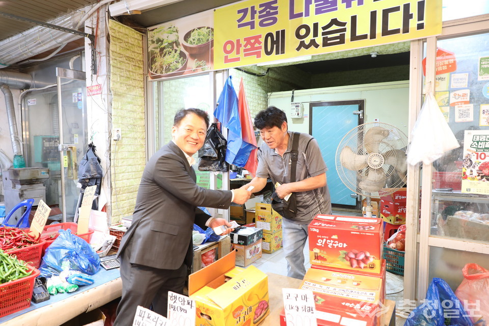 ▲ 양동훈 대전지방국세청장이 대전 중구 태평시장에서 상인과 악수하며 안부를 나누고 있다