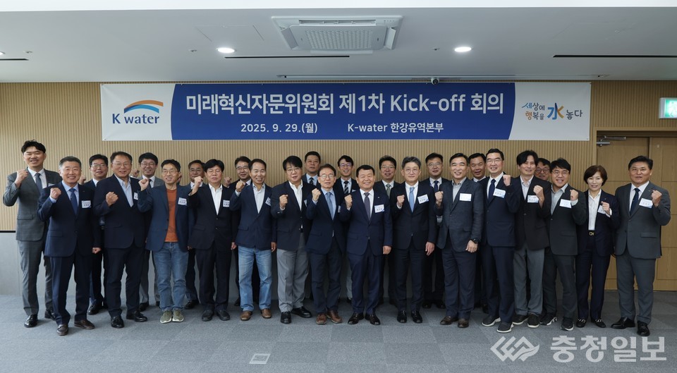 ▲ ‘미래혁신자문위원회’ 1차 회의 후 주요 참석자들. 앞줄 오른쪽 여덟 번째부터 윤석대 사장, 석재왕 미래혁신자문위원회 위원장