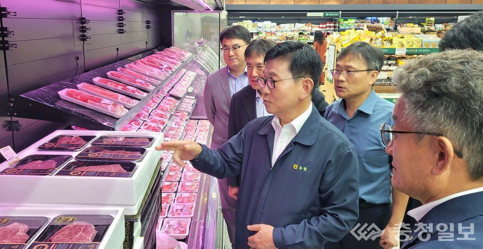▲ 김영훈 농협 대전본부장이 추석 명절을 앞두고 농협 하나로마트를 방문해 축산물 원산지와 유통기한, 위생 관리 상태 등을 꼼꼼히 점검하고 있다