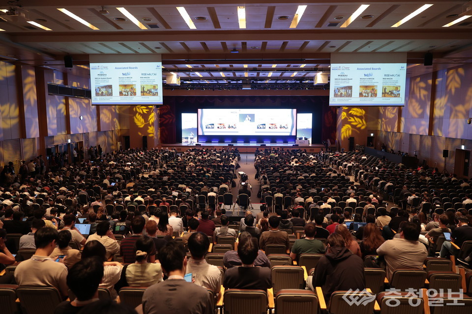 ▲ 전컨벤션센터에서 열린 ‘MICCAI 2025’ 개회식 현장. 세계 각국에서 모인 연구자와 참가자 3200여 명이 강연을 경청하며 자리를 가득 메운 모습