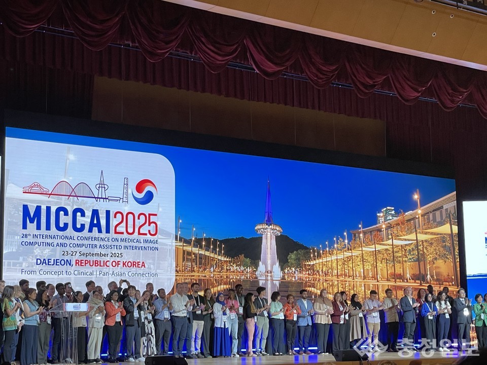 ▲ 대전컨벤션센터에서 열린 ‘MICCAI 2025’ 개회 무대. 국내외 연구자들이 무대 위에 올라 함께 기념 촬영을 하며 성공적인 개최를 축하하는 모습