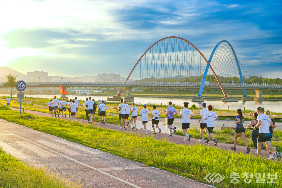 ▲ 갑천변에서 진행된 ‘MICCAI 2025’ 모닝런 프로그램. 참가자들이 대전의 대표 랜드마크인 엑스포다리를 배경으로 함께 달리며 건강과 교류의 시간을 즐기는 모습