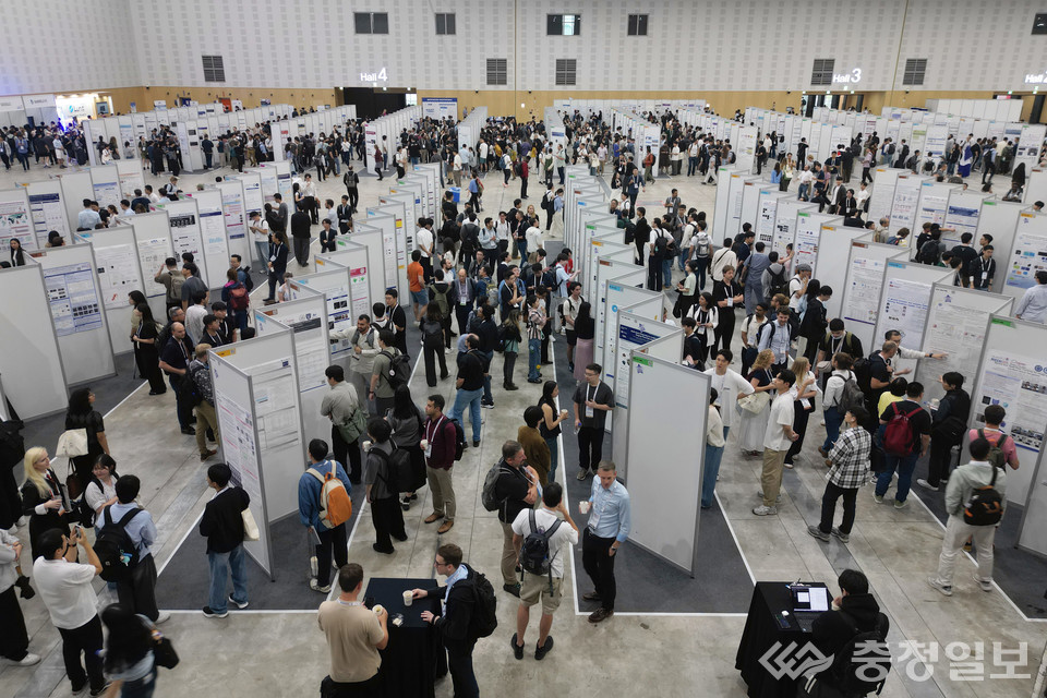 ▲ ‘MICCAI 2025’ 포스터 세션 현장. 참가자들이 연구 성과를 공유하며 활발히 토론하고 교류하는 모습으로, 학술 교류의 열기를 그대로 보여준다