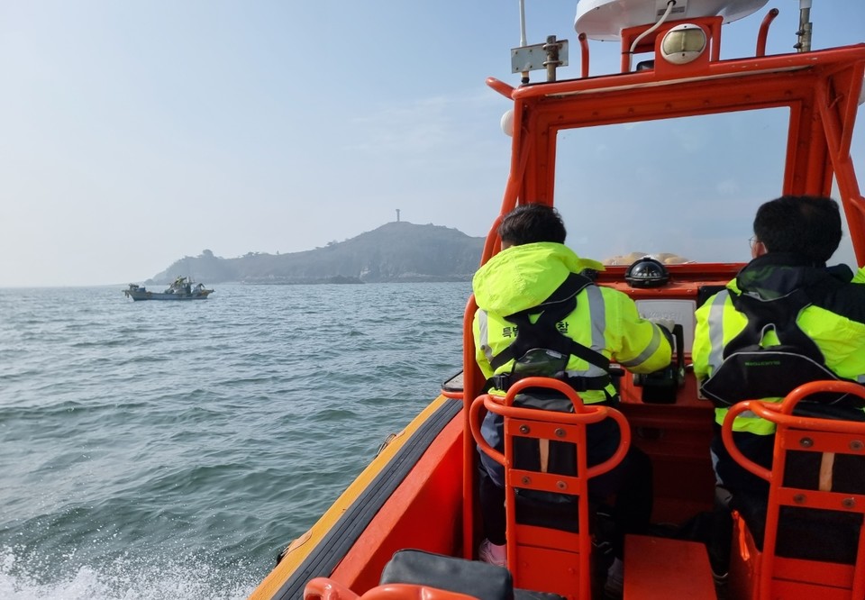 ▲ 태안군의 불법어업 지도·단속 모습