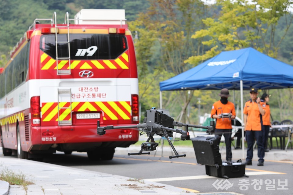 ▲ 드론을 이륙시키는 119특수대응단 구조대원