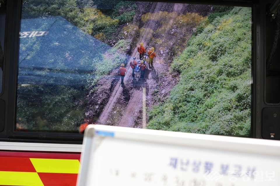 ▲ 구조대상자를 헬기로 이송하기 위해 이동하는 대덕소방서 구조대원들