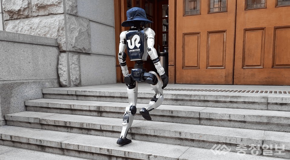 ▲ 유로보틱스의 휴머노이드의 보행모습