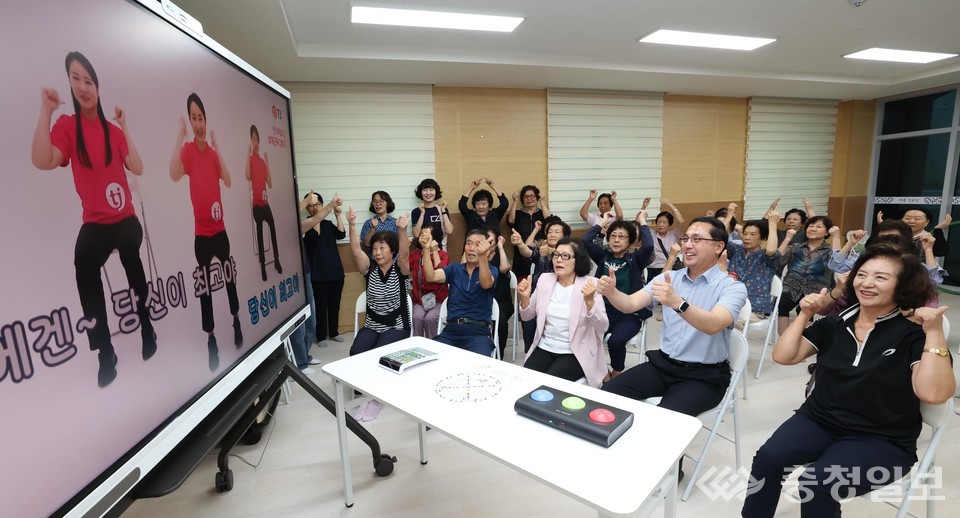 ▲ 박희조 동구청장과 어르신들이 스마트경로당 3호점 자양동 백룡경로당에서 스마트 뮤직헬스시스템을 이용해 율동을 하고 있다