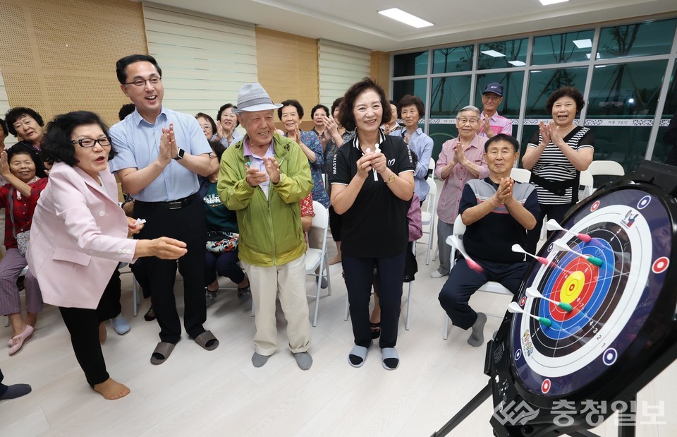 ▲ 대전 동구 백룡경로당에 조성된 '스마트사랑방'에서 어르신들이 다트 게임을 즐기며 환하게 웃고 있다. 앞줄 왼쪽에서 두 번째 박희조 동구청장