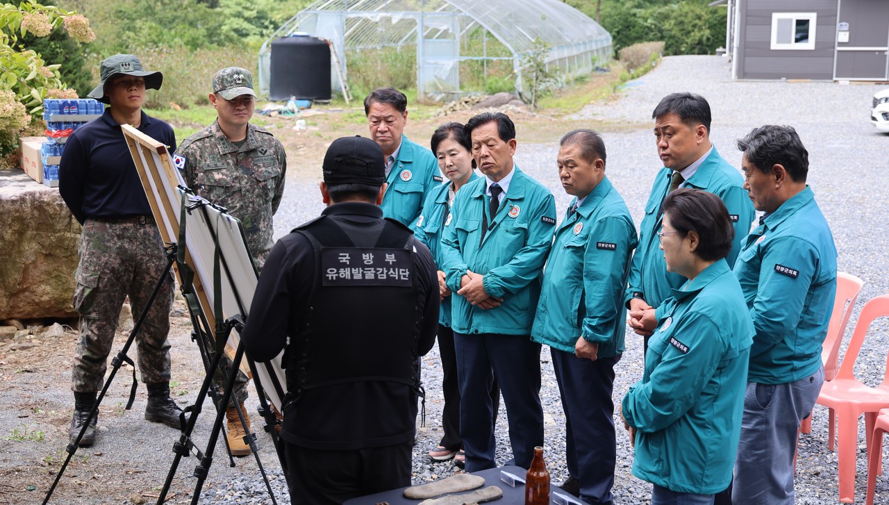 ▲ 단양군의회 의원들이 단양읍 수촌리 한국전쟁 전사자 유해 발굴 현장을 찾아 장병들을 격려하고 진행사항을 살펴보고 있다. 사진=단양군의회제공