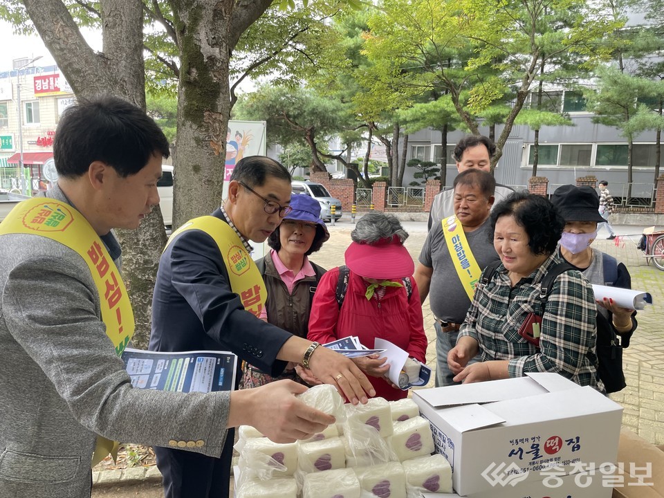 ▲ 왼쪽에서 두 번째 김영광 NH농협 계룡시지부장이 추석맞이 계룡농산물 홍보판촉전 현장에서 시민들에게 우리 쌀로 만든 ‘밥심 백설기’를 나눠주며 농심천심운동을 알리고 있다