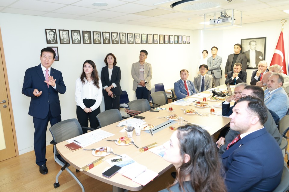 ▲ 박범인 금산군수(왼쪽 첫 번째)가 인삼·관광·문화 전반에 걸친 상호 협력 방안을 설명하고 있다./금산군 제공