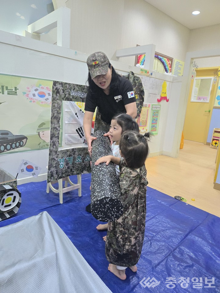 ▲ 양정애 원장이 옆에서 함께 도와주며 아이들이 안전하게 체험할 수 있도록 지도하고 있다. 밝고 활기찬 분위기 속에서 아이들은 군인 체험을 하며 즐거운 시간을 보내고 있다