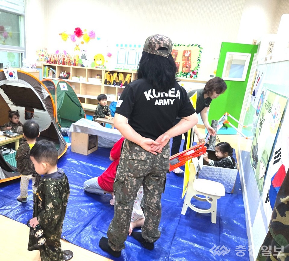 ▲ 작은 텐트 안에서 놀이를 즐기는 아이들과 장난감 총을 들고 참여하는 아이들의 모습이 보인다. 교사들은 군복 차림으로 아이들을 돌보며 함께 체험을 이끌고 있어 ‘국군의 날’ 분위기를 한층 살리고 있다
